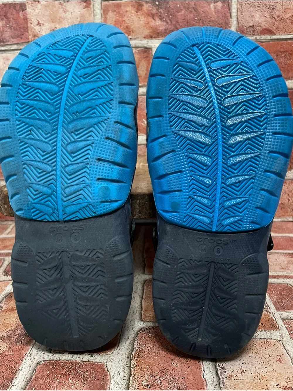 Crocs Men's Swiftwater Graphic Clogs in a blue and navy marble pattern Size 8.